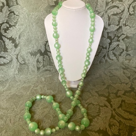 Vintage Opalescence Green Bead Necklace - Picture 2 of 6